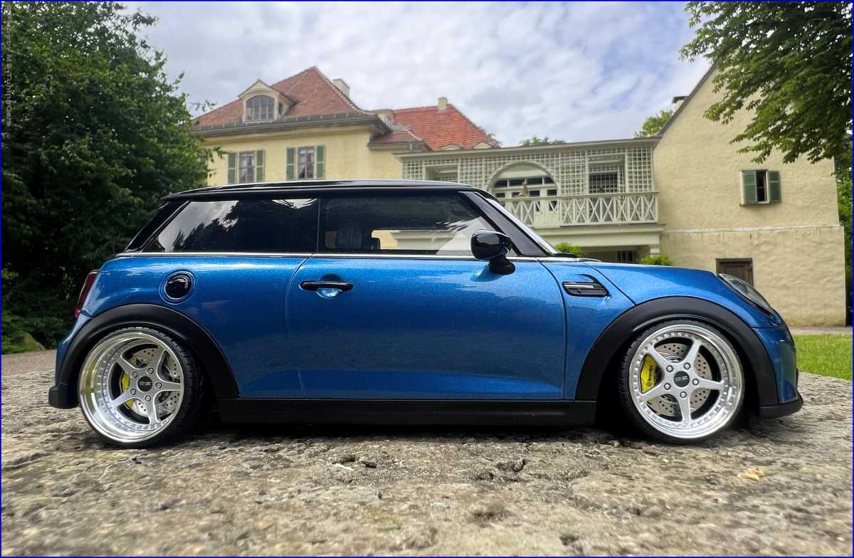 1:18 Mini Cooper S 2021 - Island Blue/White Stripes Edition inkl. OVP